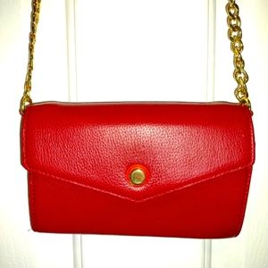 Crossbody strap shoulder bag.